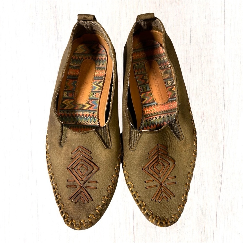 Hush Puppies Leather Slip-On moccasin style handsewn shoes. Size 9.5M
